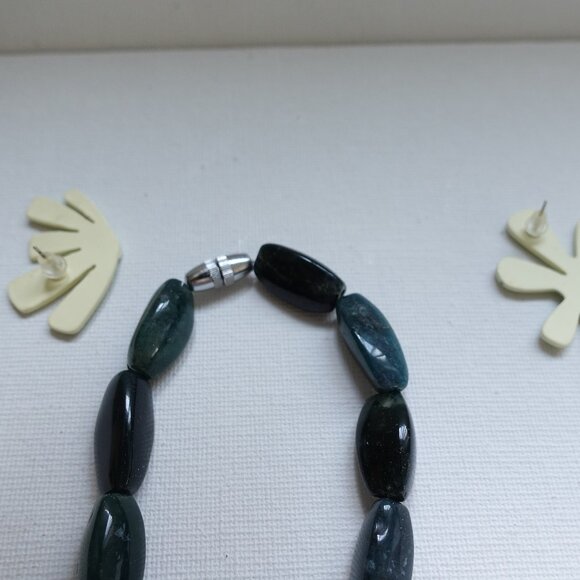 Elegant Dark Green Stone Bead Necklace and Daisy Floral pattern Earring Set - Picture 9 of 10